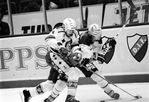 Ola Josefsson, Djurgården till höger i kamp om pucken
