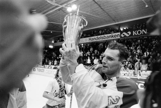 Thomas Eriksson, lagkapten i Djurgården kysser pokalen