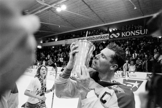 Thomas Eriksson, lagkapten i Djurgården kysser pokalen
