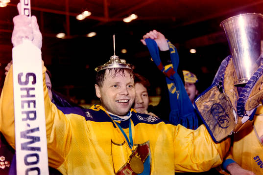 Djurgårdens målvakt Rolf Ridderwall med pokalen