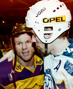 Djurgårdens Håkan Södergren gratuleras av leksands Jonas