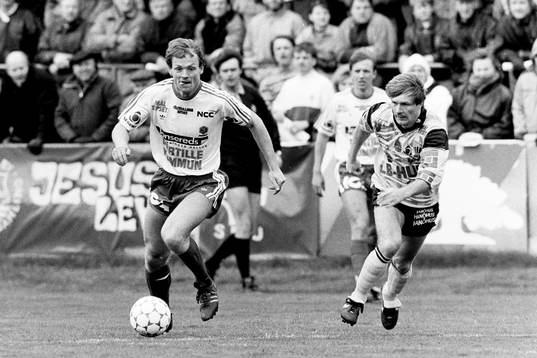 Torbjörn Nilsson, spelande tränare i Jonsered med bollen