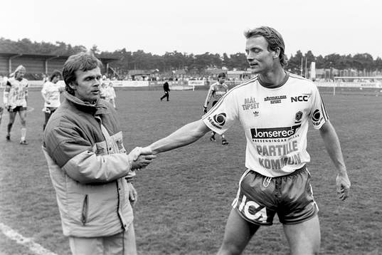 Torbjörn Nilsson, spelande tränare i Jonsered  gratulerar