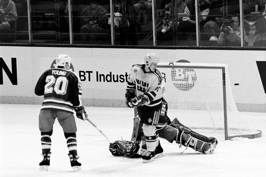 Thomas Steen, Sverige framför John Vanbiesbrouck, målvakt