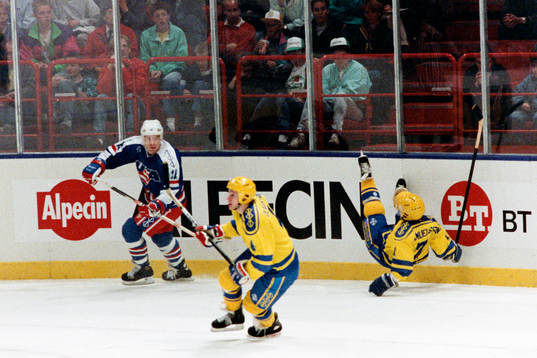 Tommy Samuelsson, Sverige åker in i sargen