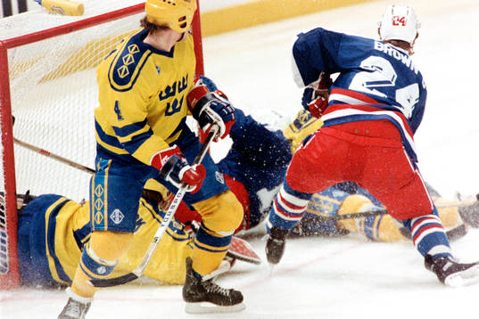 Douglas Brown, USA framför Peter Lindmark, målvakt i