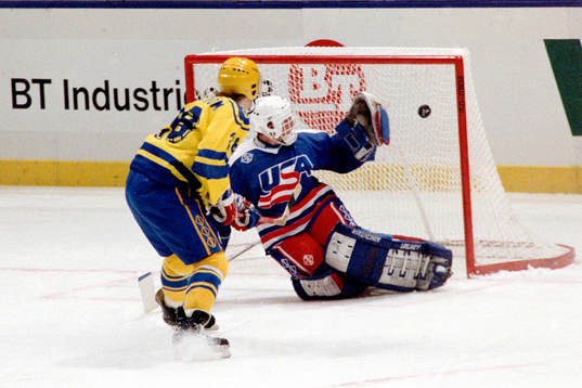 Tomas Sandström, Sverige lyfter in pucken bakom John