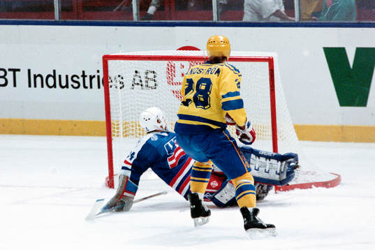 Tomas Sandström, Sverige lyfter in pucken bakom John