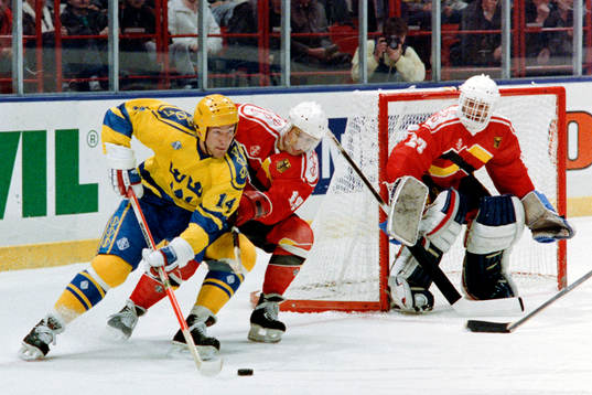 Peter Eriksson, Sverige med pucken. Karl Friesen, målvakt