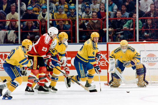 Fredrik Olausson, Sverige med pucken framför sveriges
