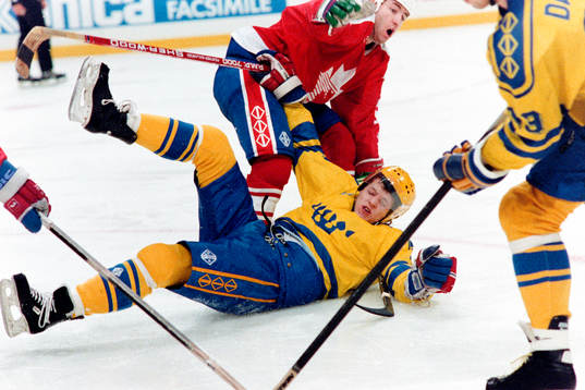 Tomas Sandström, Sverige stoppas av  kanadas Kevin Dineen
