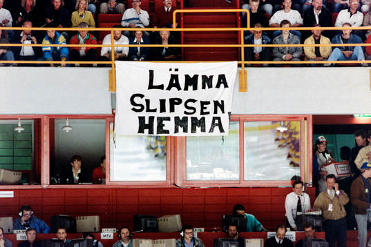 Skylt på Globen. Lämna Slipsen Hemma