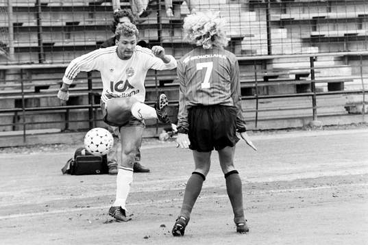 Leif Strandh, Hammarby med bollen och Martin Holmberg,