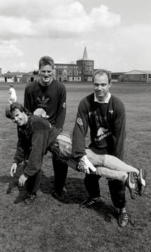 Roland Nilsson bärs av Peter Lönn och Thomas Ravelli