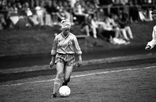 Åsa Persson med bollen