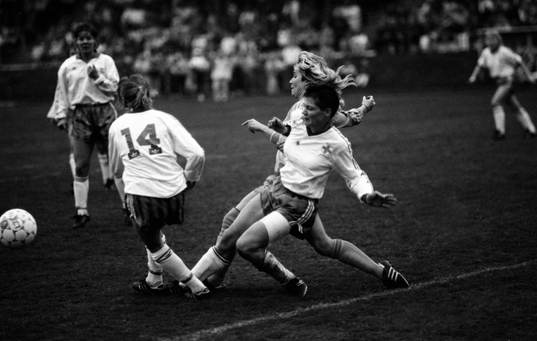 Anette Hansson i kamp om bollen