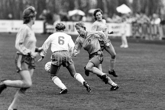 Helen Johansson, Sverige med bollen