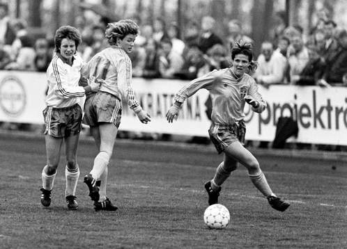 Pia Sundhage, Sverige med bollen i samarbete med Lena