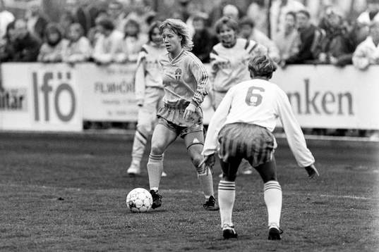 Helen Johansson, Sverige med bollen