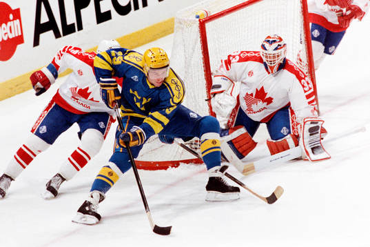 Ulf Dahlen, Sverige framför kanadas målvakt Grant Fuhr