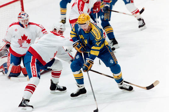 Ulf Dahlen, Sverige framför kanadas målvakt Grant Fuhr