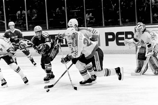 Scott Stevens, Kanada med pucken uppvaktas av Tomas
