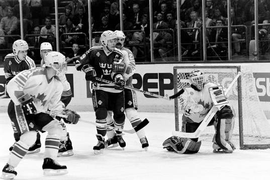 Thomas Rundqvist, Sverige framför Grant Fuhr, målvakt i