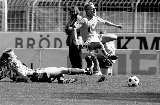 Anders Johansson, Halmstad glidtacklas av Kennet Andersson,