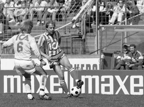 Göteborgs Tommy Holmgren med bollen