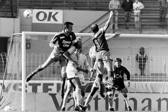 Luftduell framför malmös målvakt Jonnie Fedel