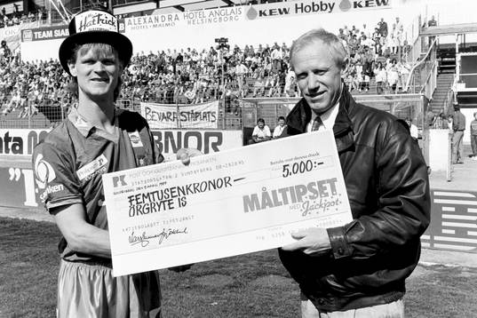 Peter Karlsson, Örgryte, Mr Hattick med hatt får en check