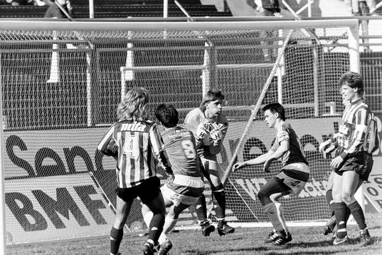 Anders Almgren, målvakt i Djurgården med bollen i famnen