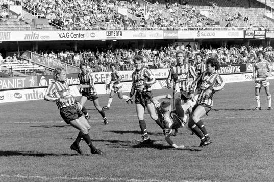 Djurgårdens Stefan Rehn framför brages målvakt Bengt