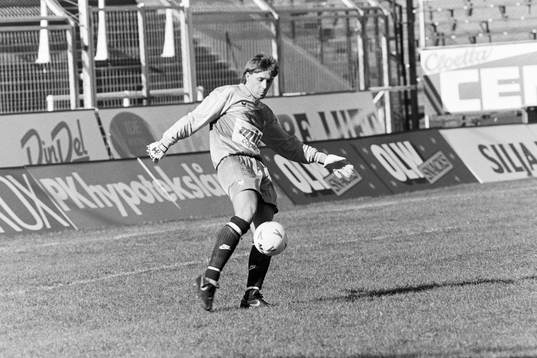 Anders Almgren, målvakt i Djurgården sparkar ut bollen