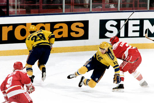 Ulf Dahlen, Sverige stoppas Alexei Kasatonov, Sovjet