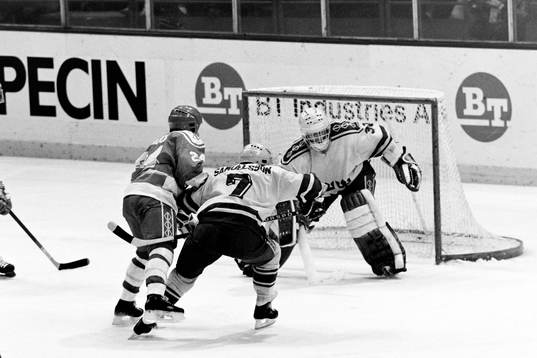 Sergei Makarov, Sovjet och Tommy Samuelsson framför Peter
