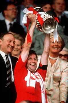 Liverpool's Ronnie Whelan med pokalen