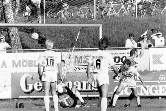 Bollen i mål bakom Anders Andersson, målvakt i Trelleborg