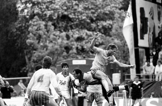 Glenn Hysén oroar det algeriska försvaret