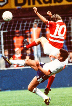 Englands Neil Webb mot Danmarks Michael Laudrup. Football,