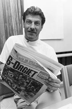 Olle Nordin, förbundskapten med en tidning
