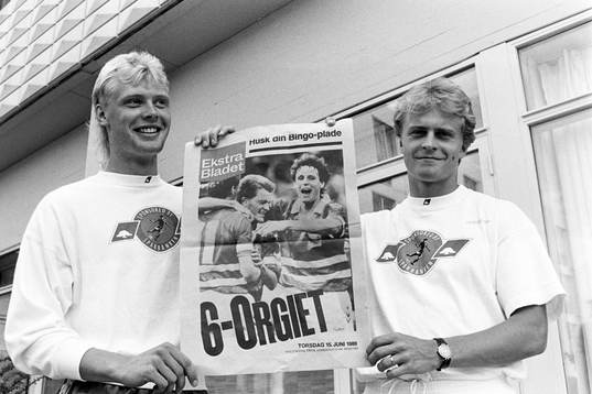 Klas Ingesson och Jonas Thern med en löpsedel