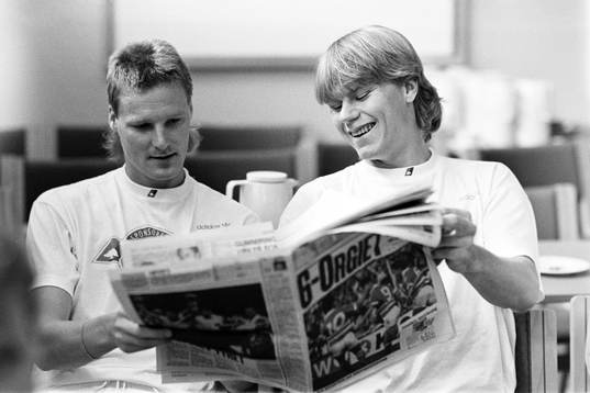 Peter Lönn och Joakim Nilsson läser tidningen dagen
