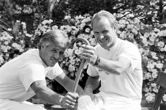 Glenn Hysén och Thomas Ravelli skojar med varandra