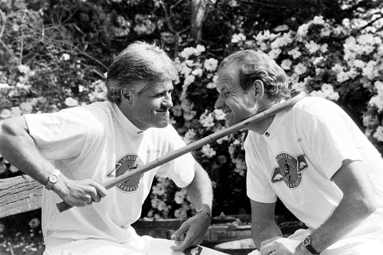 Glenn Hysén och Thomas Ravelli skojar med varandra