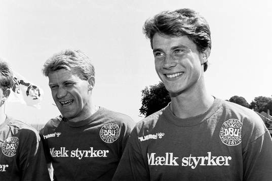 Morten Olsen, lagkapten och Brian Laudrup, Danmark