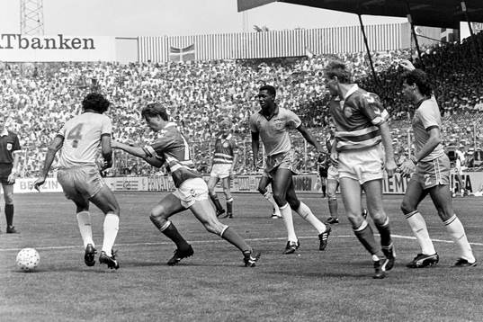 Michael Laudrup, Danmark med bollen