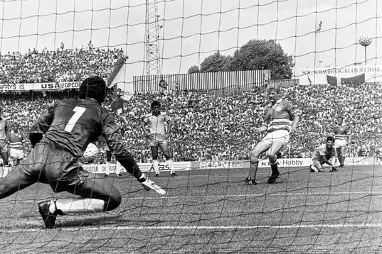 Danmarks lagkapten Morten Olsen slår in en straff på