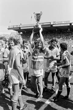 Danmarks lagkapten Morten Olsen höjer pokalen