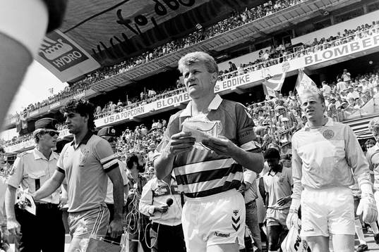 Danmarks lagkapten Morten Olsen på väg in på planen